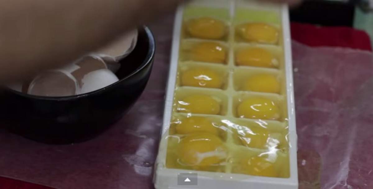 VIDEO / A spart ouăle şi le-a pus în suportul pentru gheaţă! Motivul te va face să îl încerci şi tu imediat