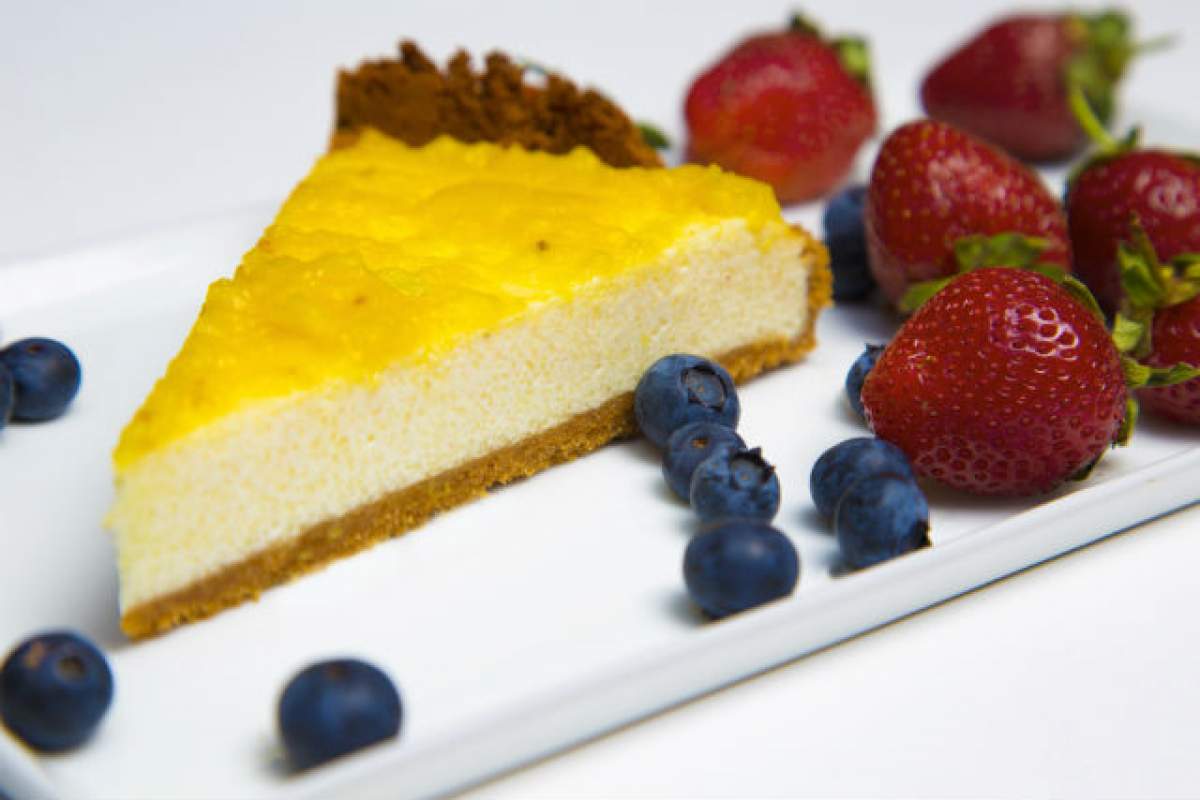 REŢETA ZILEI - LUNI: Cheesecake cu biscuiți și mango, un desert delicios şi uşor de preparat