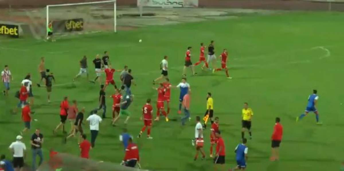 VIDEO / Imagini şocante pe terenul de fotbal! Jucătorii de la FC Ashdod, alergaţi de suporterii formaţiei ŢSKA Sofia