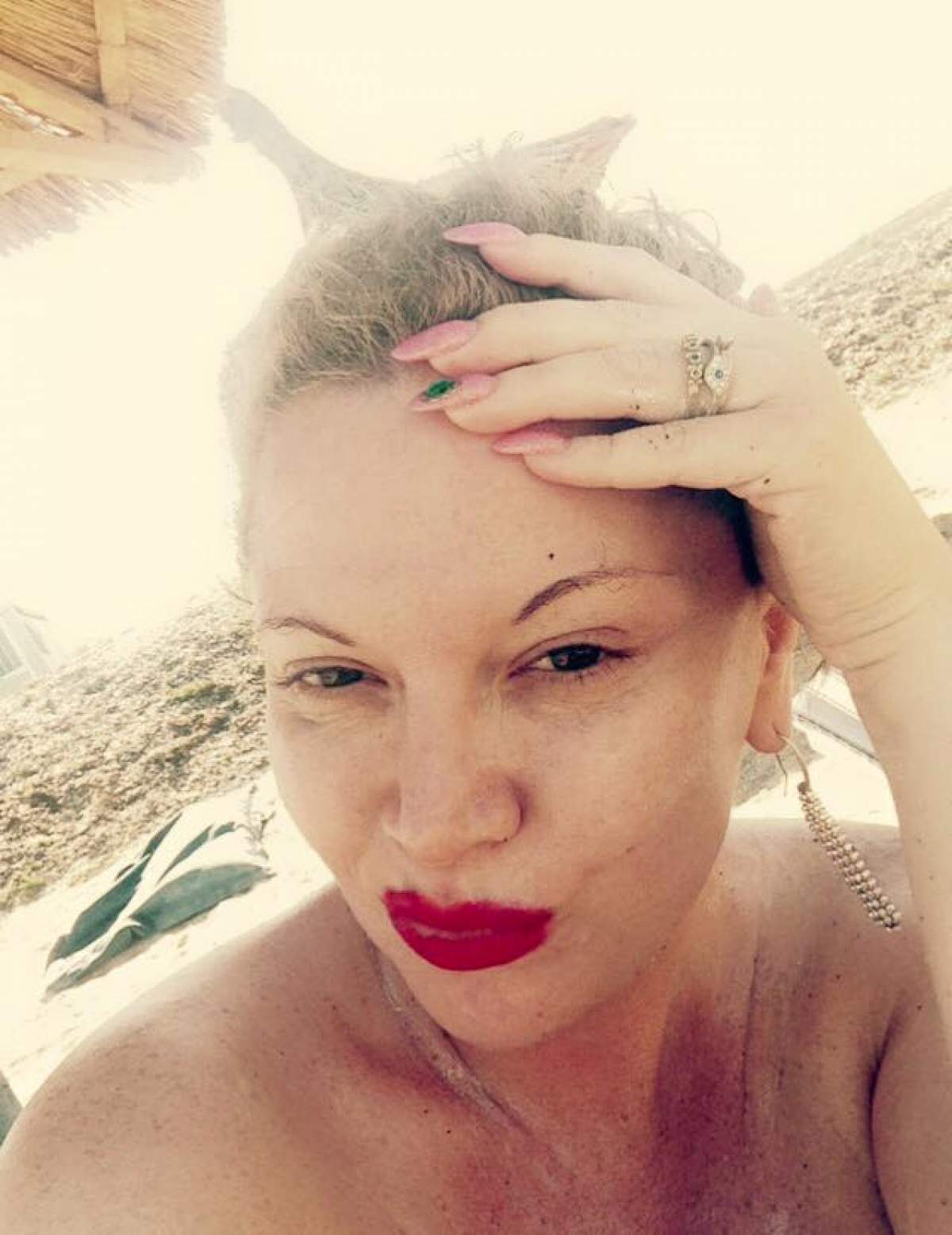 Oana Lis, în bikini şi topless pe plajă în Vama Veche!