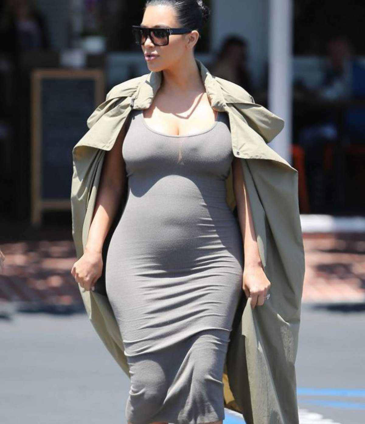 Mai are puţin şi naşte, dar se pozează în costum de baie! Sânii lui Kim Kardashian "explodează" din sutien