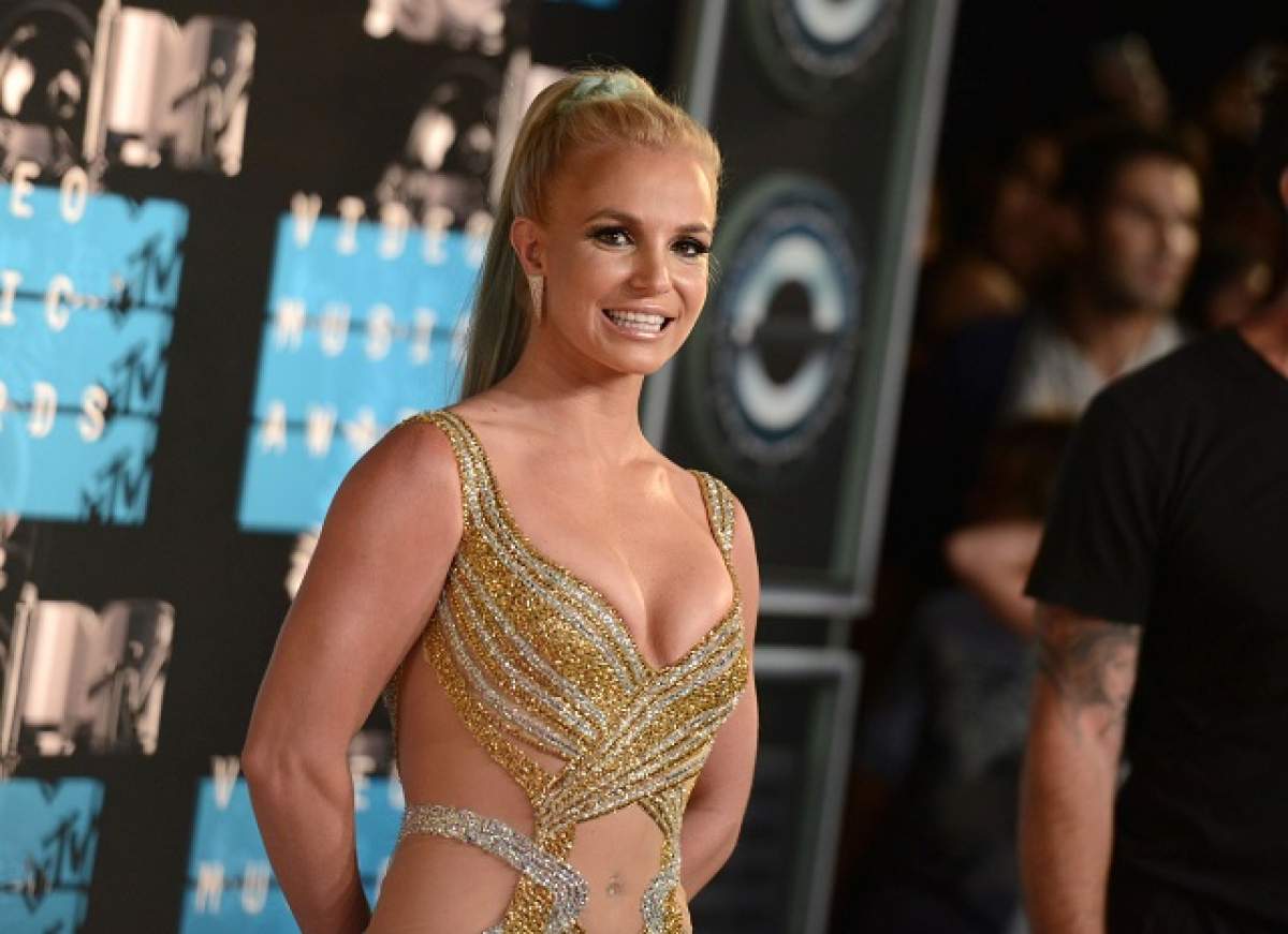 FOTO / Britney Spears, gazda MTV Video Music Awards pentru prima dată! Rochia aleasă a făcut-o să se simtă stânjenită toată seara