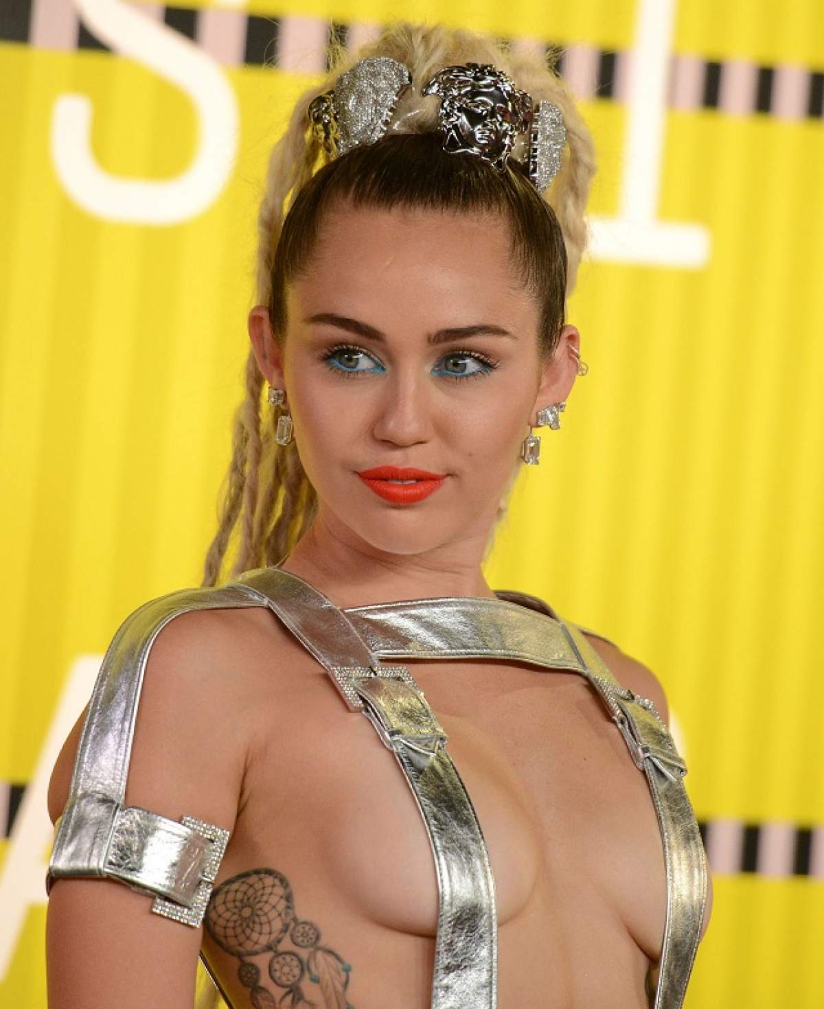 FOTO / Se poate mai mult decât atât? Miley Cyrus, în fundul şi sânii goi pe scena de la MTV Video Music Awards 2015