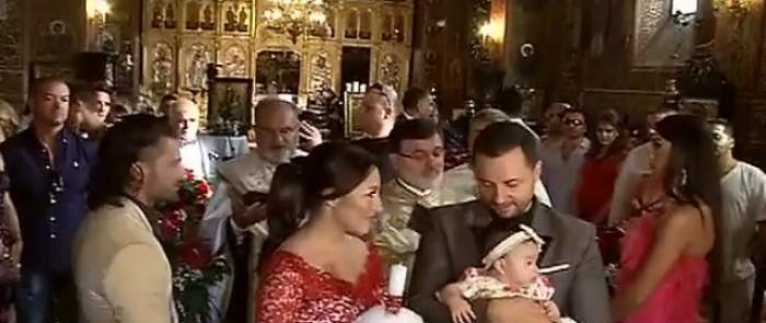 VIDEO / Imagini inedite de la botezul Rosei! Momentul din biserică care i-a amuzat pe invitaţi