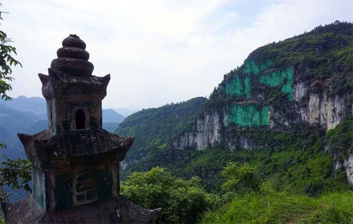 Nebunie curată! Un chinez a pictat în verde un munte înalt de 900 de metri dintr-un motiv paradoxal