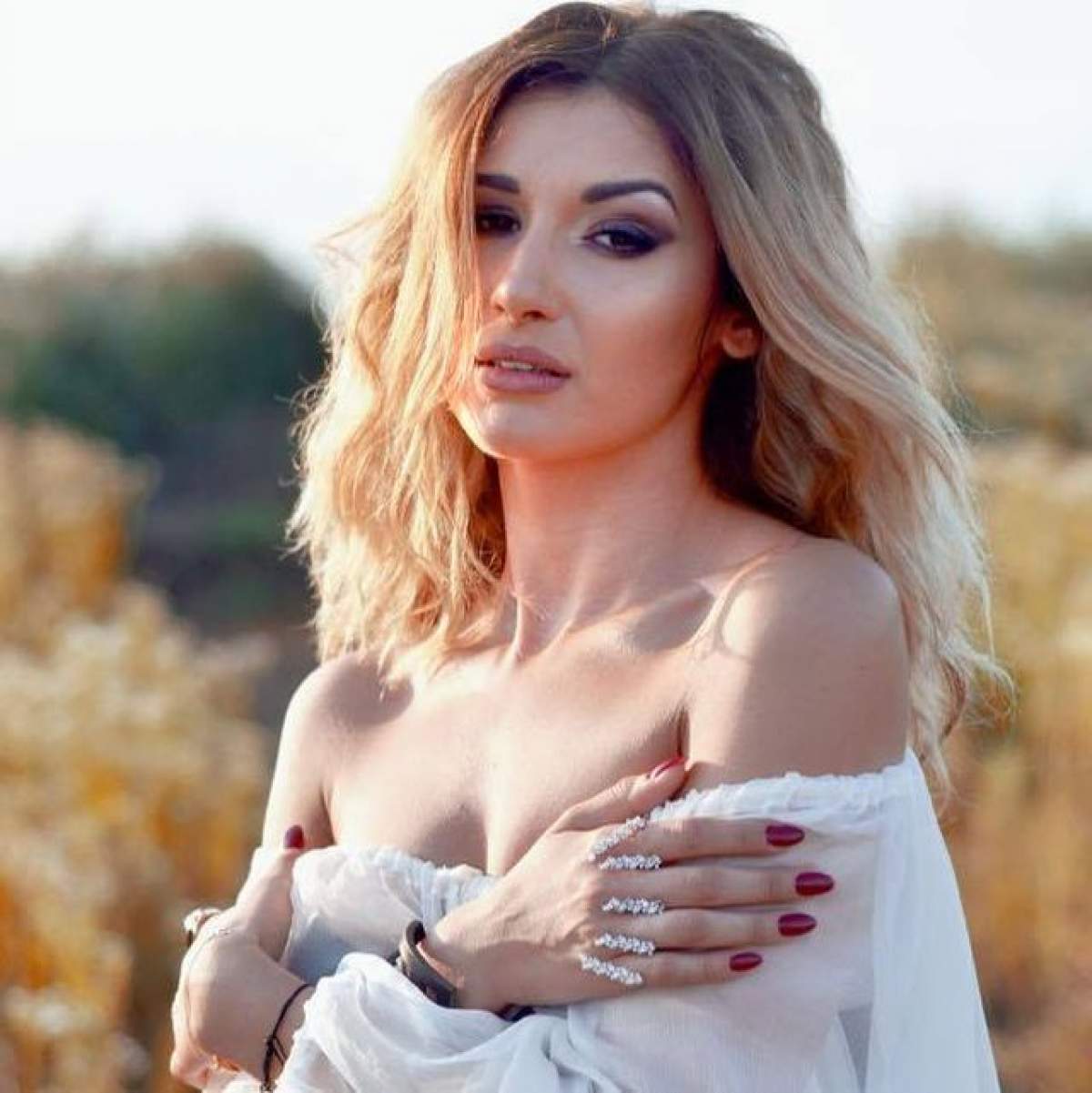 Alina Eremia le-a arătat străinilor cât de dotată este. Artista a pozat sexy în Portugalia. Fanii sunt în extaz