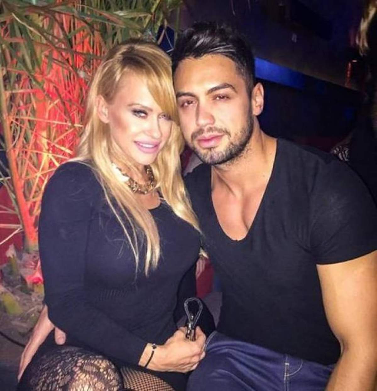 FOTO / Anda Adam se distrează în cluburile din Ibiza cu Nicu Gheară şi soţul ei, Sorin Andrei. Artista a purtat un decolteu impresionant