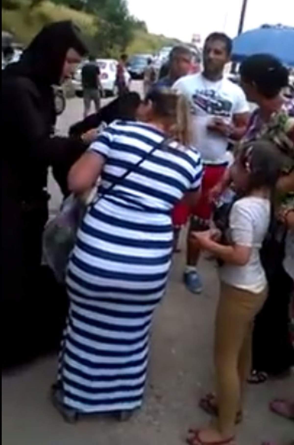 VIDEO / Două măicuţe, filmate în timp ce blestemau o femeie. Imagini de necrezut de la locul incidentului