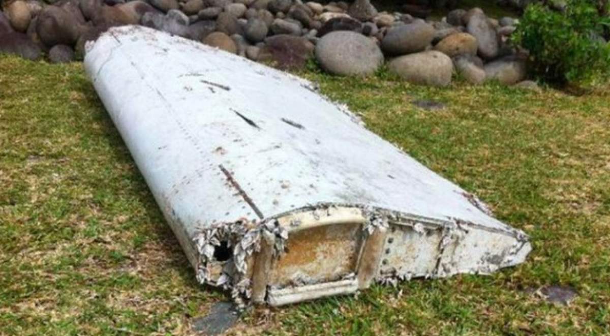 E oficial! Bucata din aripa găsită pe insula din Oceanul Indian a fost a avionului Malaysia Airlines MH370 prăbuşit în martie