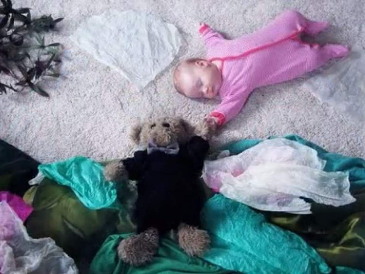 VIDEO / Ce a putut să facă această mamă când copilul ei dormea. Nu ţi-ai fi imaginat aşa ceva