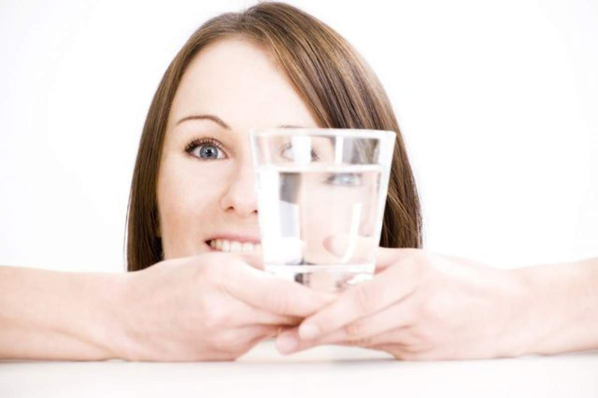 ÎNTREBAREA ZILEI - VINERI: De ce să nu bei apa lăsată în pahar peste noapte?