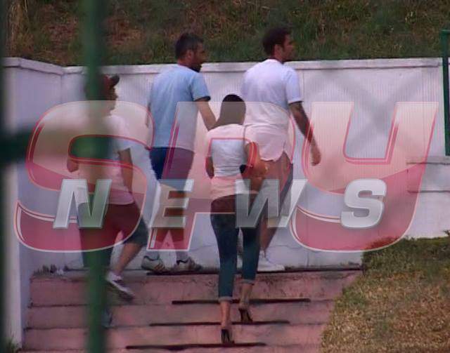 VIDEO / Sexy şi apetisantă chiar şi pe stadion! Sandra Bachici şi Adrian Mutu sunt nedezlipiţi! Imagini spectaculoase cu cei doi îndrăgostiţi