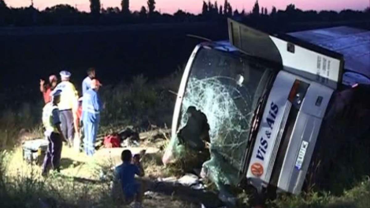 VIDEO / ACCIDENT GRAV pe Autostrada Soarelui! Un autocar cu 53 de pasageri s-a răsturnat