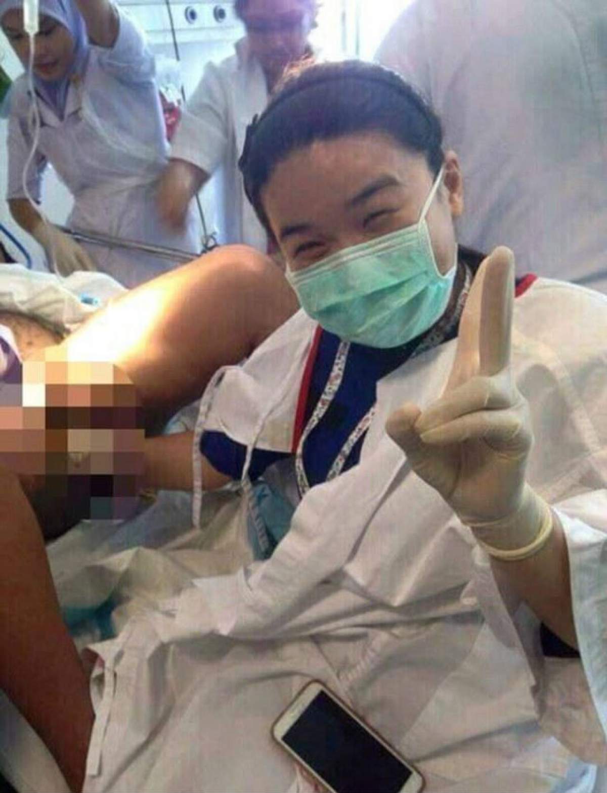 Incredibil! Un medic din Malaysia şi-a făcut SELFIE cu o gravidă chiar în momentul în care femeia năştea