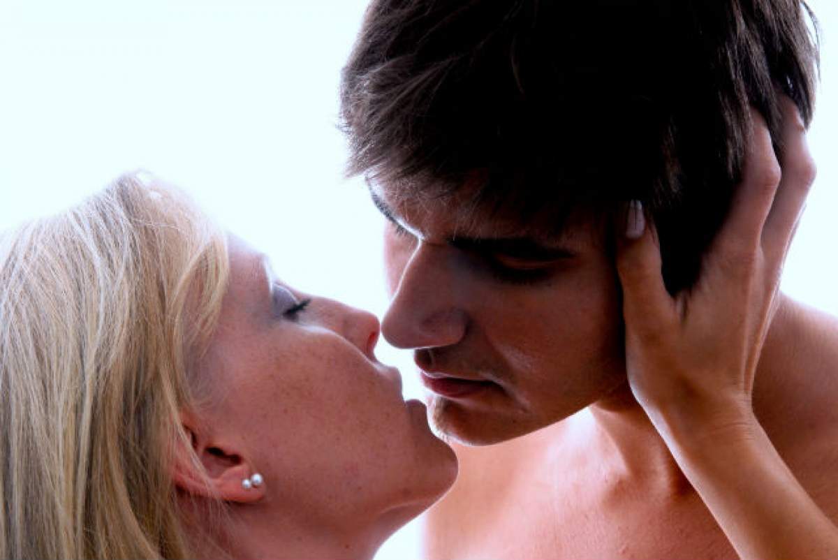 Cât de periculoasă este boala sărutului? Simptomele ei te trimit direct la medic