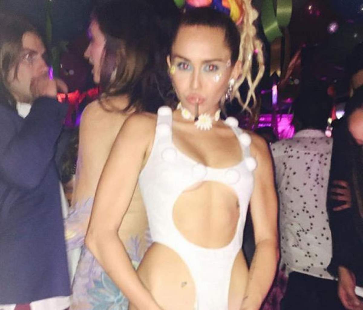 E incredibil ce şi-a pus în zona intimă! Miley Cyrus şi-a şocat prietenii virtuali când s-a pozat aşa în club