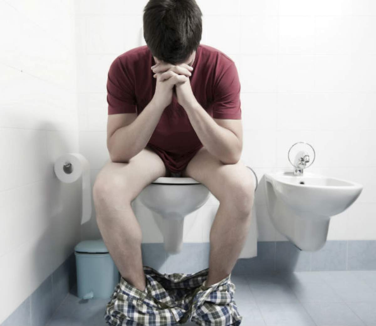 Schimbă modul în care stai pe toaletă! Trucul SIMPLU care te scapă de CONSTIPAŢIE, fără niciun fel de tratament