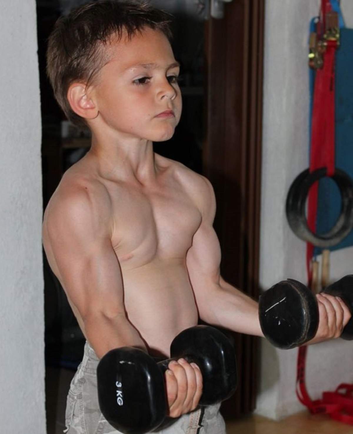 Cum încearcă "Micul Hercule" să-şi însoare unchiul holtei!