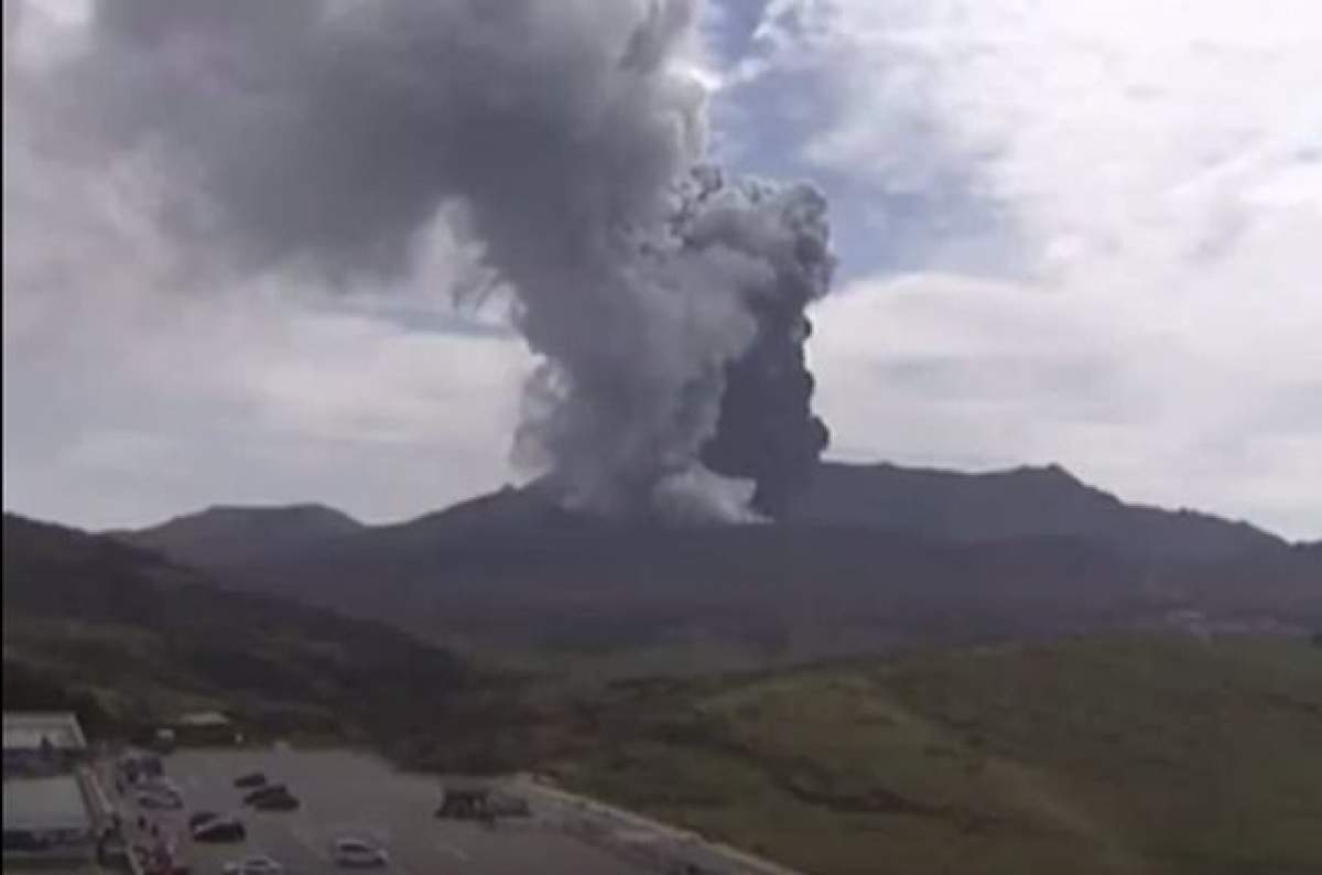 VIDEO / Imagini spectaculoase! Vulcanul Aso din Japonia a erupt!