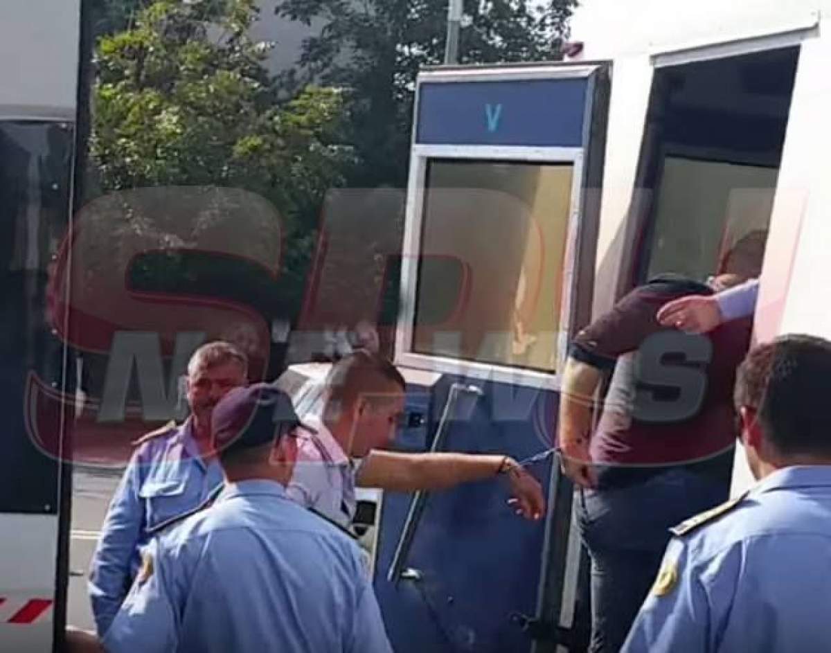 VIDEO / Duba de poliţie care îi transporta pe violatorii din Vaslui la Iaşi, implicată într-un accident rutier