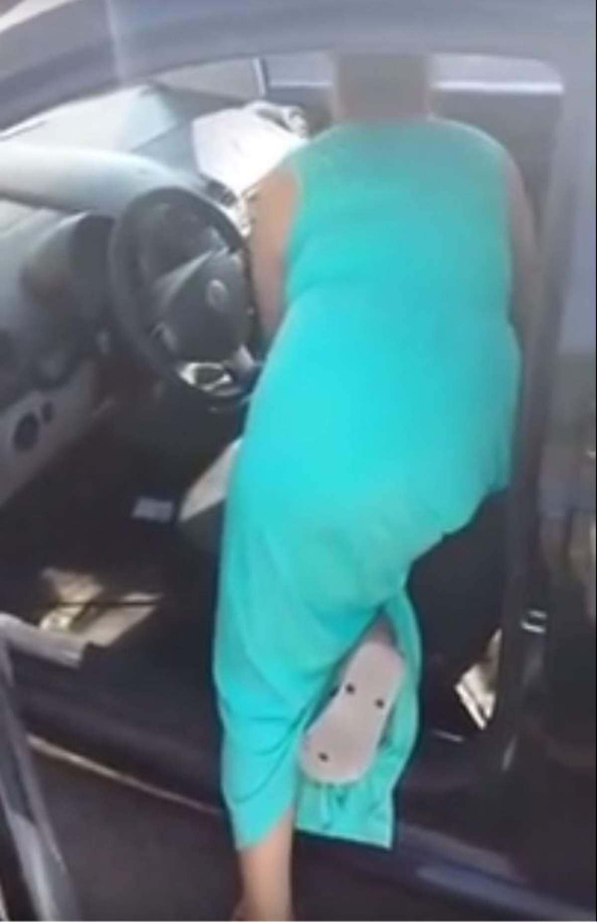 VIDEO / O femeie a fost filmată când FURA din maşina unui bărbat. Ce REACŢIE HALUCINANTĂ a avut când a fost prinsă!