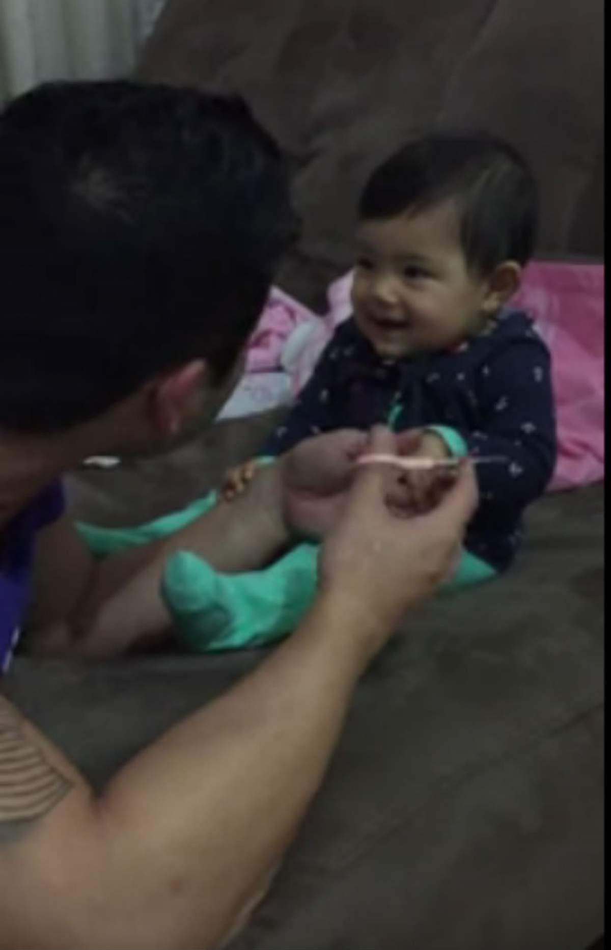 VIDEO/ Cum scapă o fetiţă de tăiatul unghiilor! Reacţia ei este adorabilă, iar tatăl este pur şi simplu topit după ea