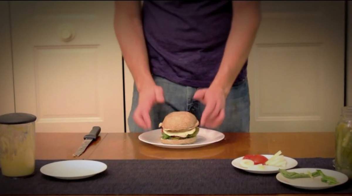 VIDEO / A făcut un sandwich în şase luni! E INCREDIBIL ce conţine!
