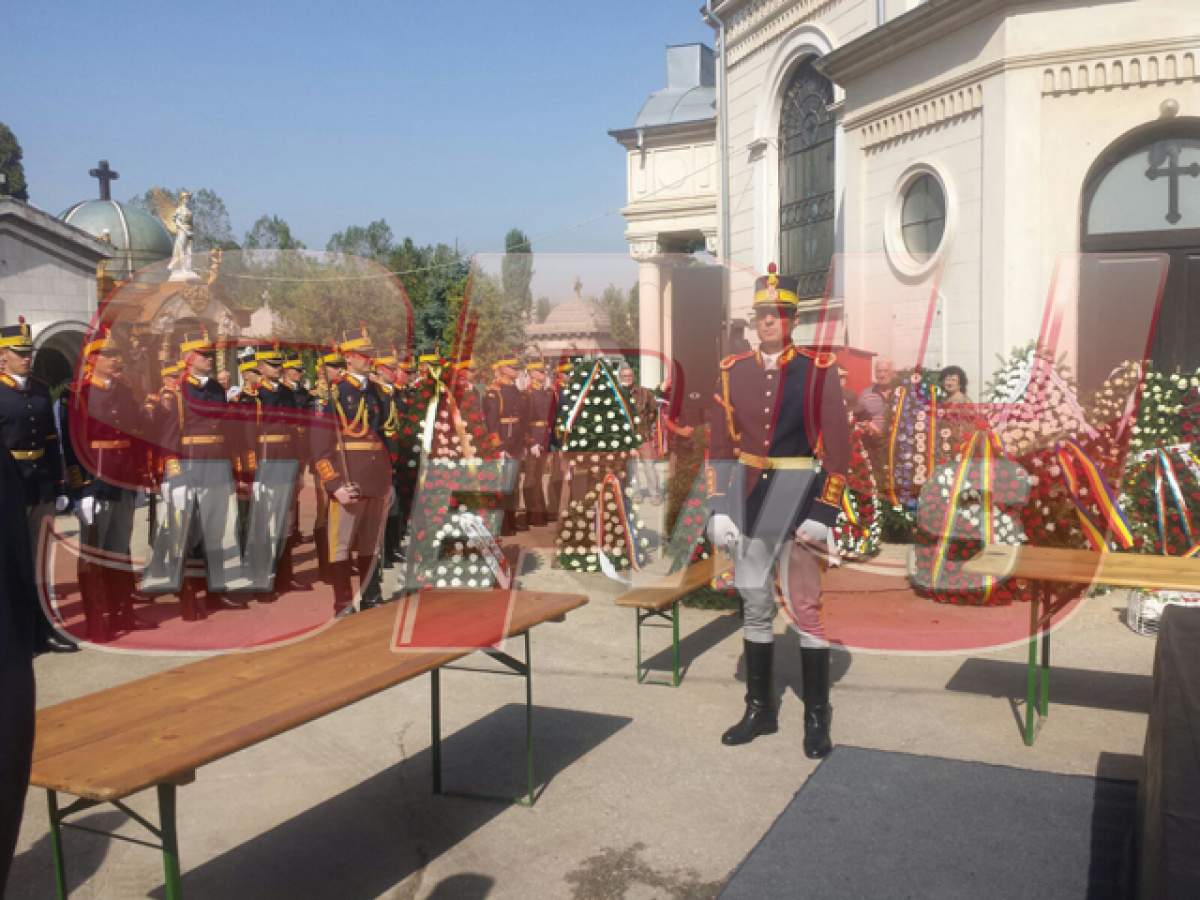 VIDEO / Cortegiul funerar a ajuns la cimitir! Corneliu Vadim Tudor a fost aşteptat cu onoruri militare