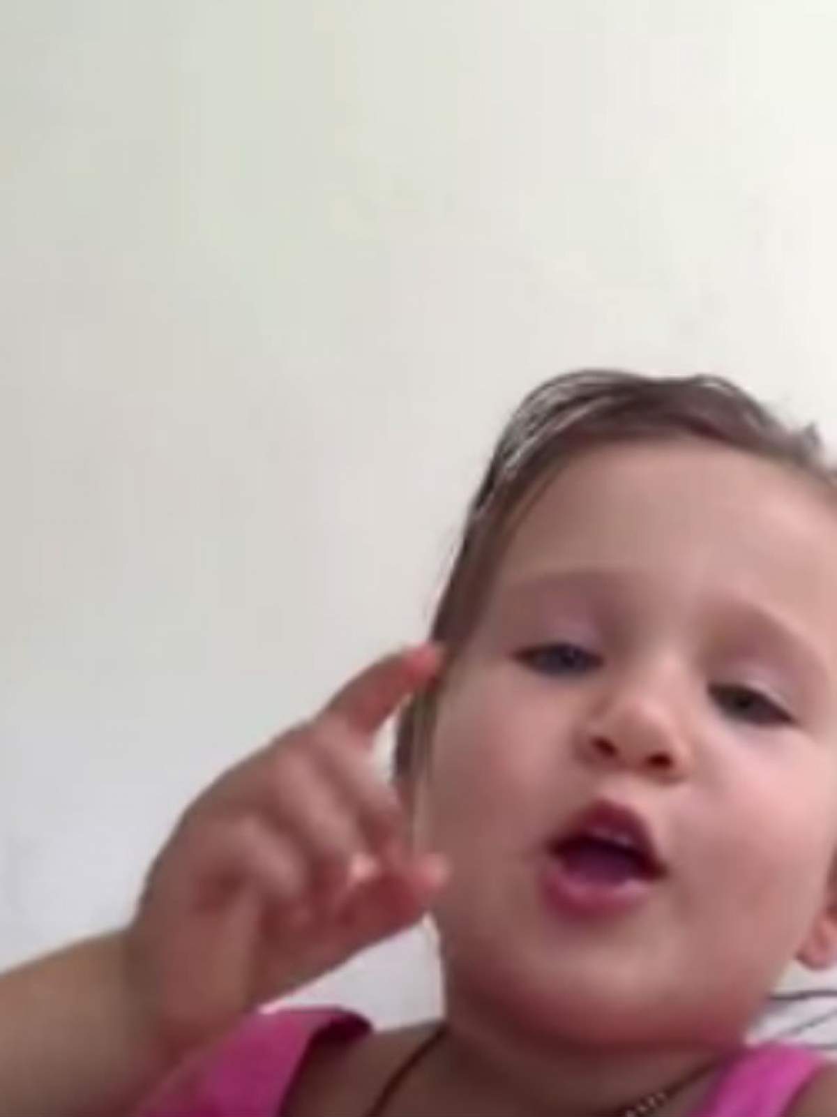 VIDEO / A topit inimile internauţilor! O fetiţă îi explică tatălui ei de ce ea nu este o prinţesă