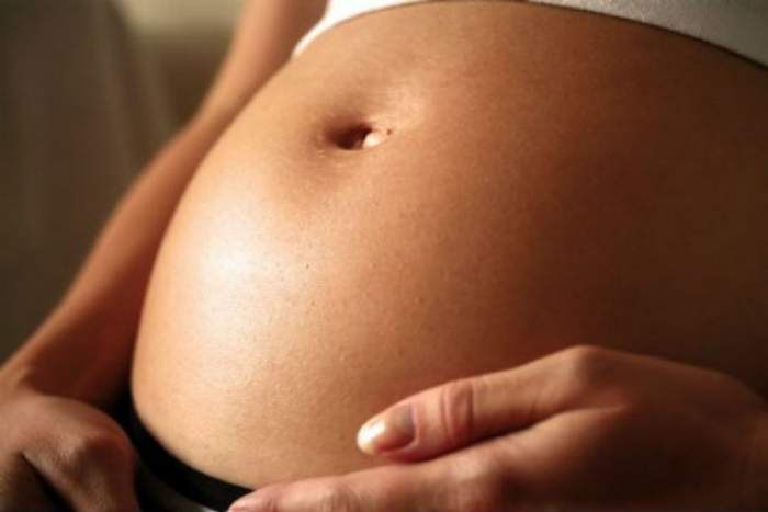 VIDEO / Medicii au rămas fără cuvinte! O femeie însărcinată a fost supusă unei operaţii de cezariană pentru a-i scoate copilul împuşcat în uter