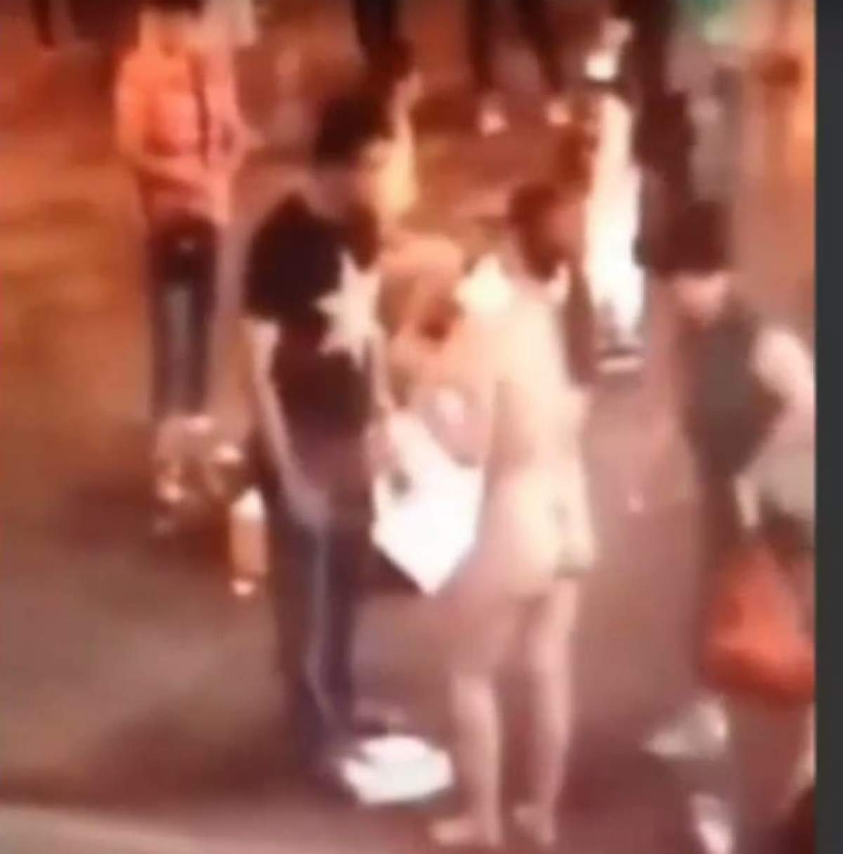 VIDEO HALUCINANT /  O tânără s-a dezbrăcat în mijlocul mulţimii. Soţul ei era de faţă!