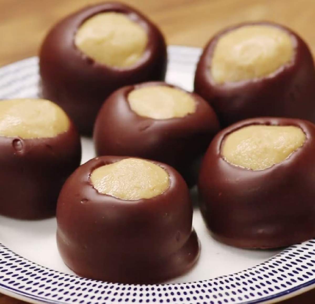 VIDEO / REŢETA ZILEI: LUNI - Biluţe cu unt de arahide şi ciocolată! Gustoase şi uşor de preparat!
