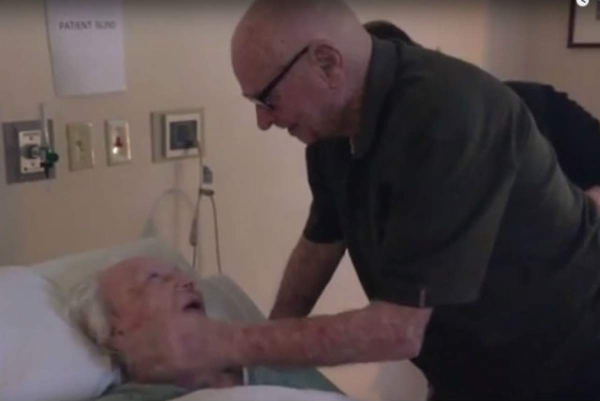 VIDEO SFÂŞIETOR / După 73 de ani de căsnicie, un bătrân îi cântă versuri de dragoste soţiei aflate pe patul de moarte! Ce a urmat