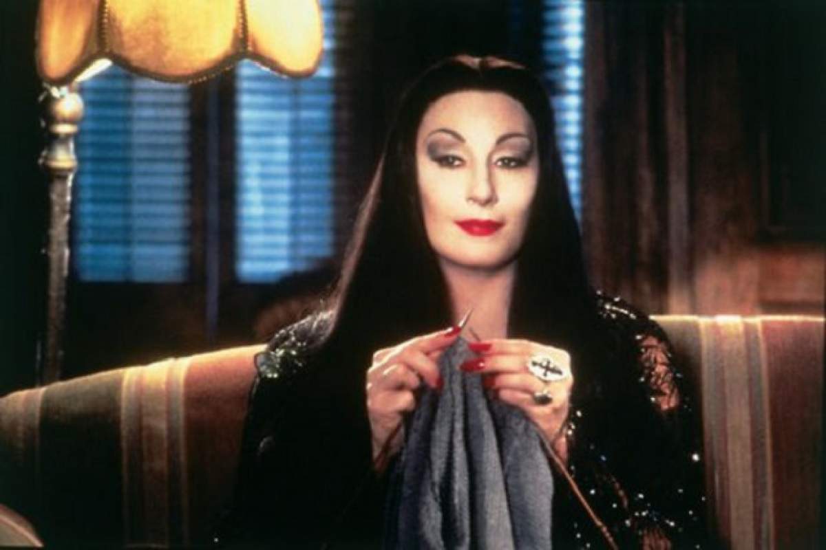 Ţi-o mai aminteşti pe Morticia din filmul "Familia Addams"? Actriţa este de nerecunoscut la 64 de ani