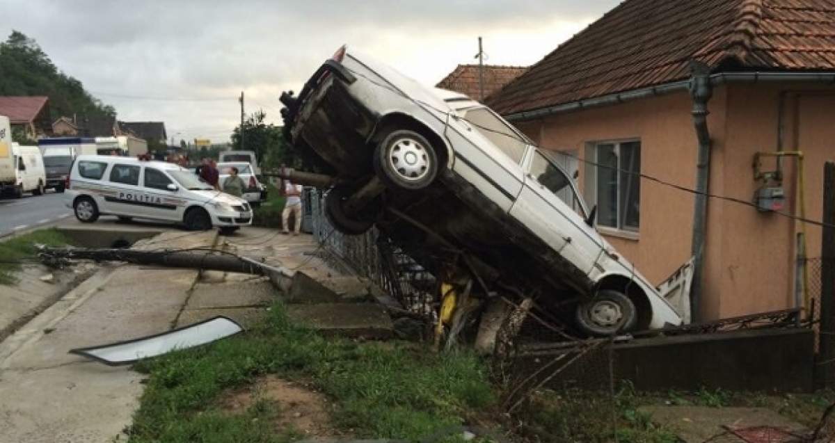 Accident spectaculos! Mașină înfiptă într-un gard