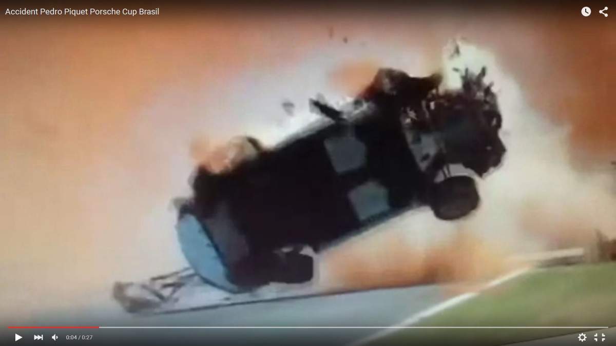 VIDEO / Accident incredibil la o cursă auto. A zburat din maşina făcută praf, dar a scăpat miraculos
