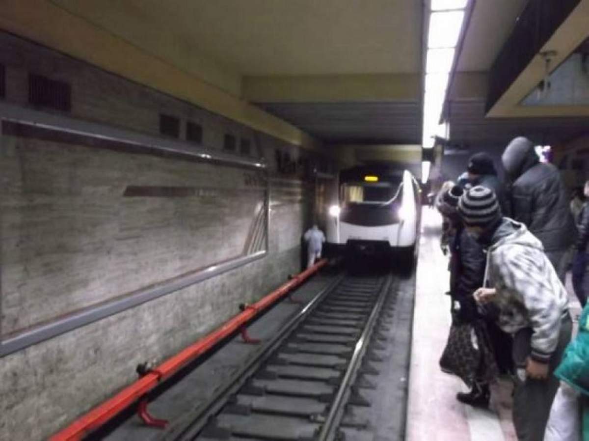 Un bărbat s-a aruncat în faţa metroului! Circulaţia a fost blocată mai multe ore