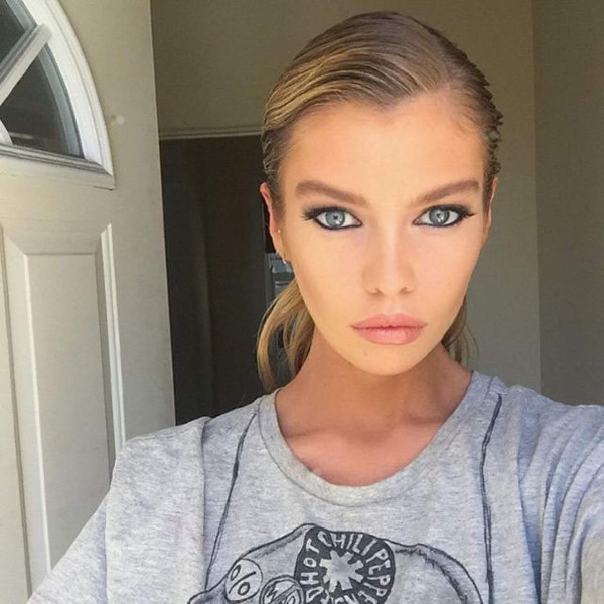 FOTO / Stella Maxwell a renunţat la haine şi la inhibiţii! Iubita nebunaticei  Miley Cyrus a pozat din nou goală pe internet!