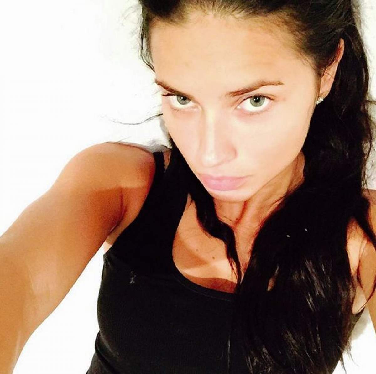 Imaginea care îi face pe bărbaţi să viseze frumos! Adriana Lima a pozat în lenjerie intimă prin care se vede tot!