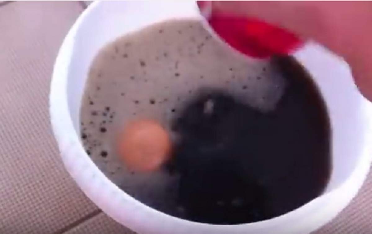 VIDEO / A băgat un ou în Cola şi l-a lăsat acolo un an de zile! Rezultatul este de-a dreptul scârbos