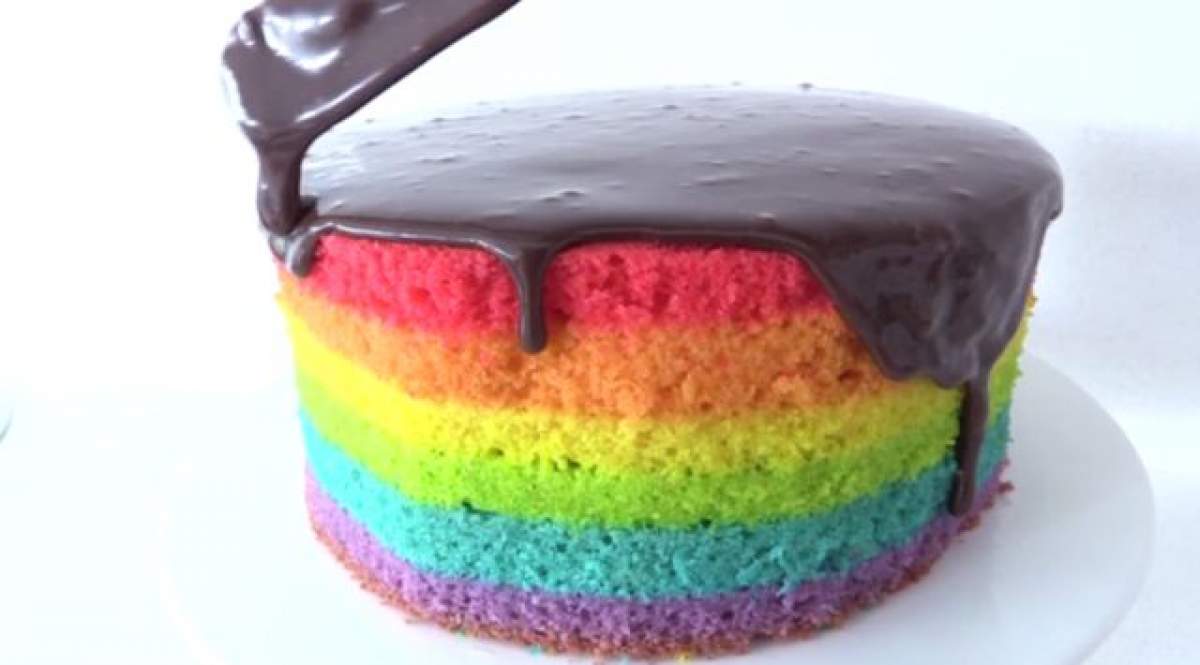 VIDEO / REŢETA ZILEI: VINERI - Prăjitura curcubeu îţi va face weekend-ul mai frumos
