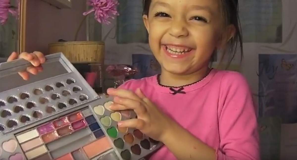 Are doar 6 ani şi a luat trusa de make-up a mamei sale! Ce face această fetiţă într-un videoclip care a devenit viral pe Internet?
