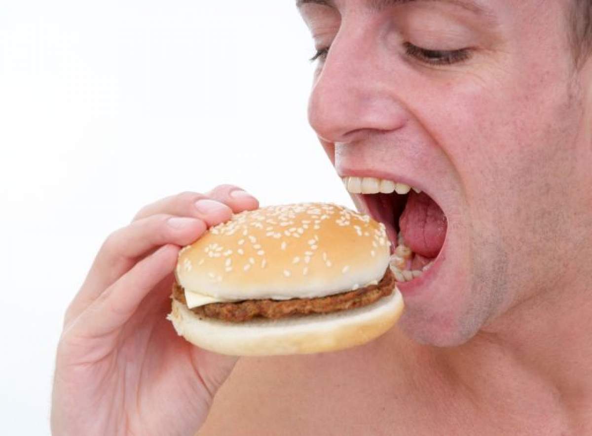 ÎNTREBAREA ZILEI - VINERI: Ştiaţi că mâncarea tip junk food ne face mai proşti?