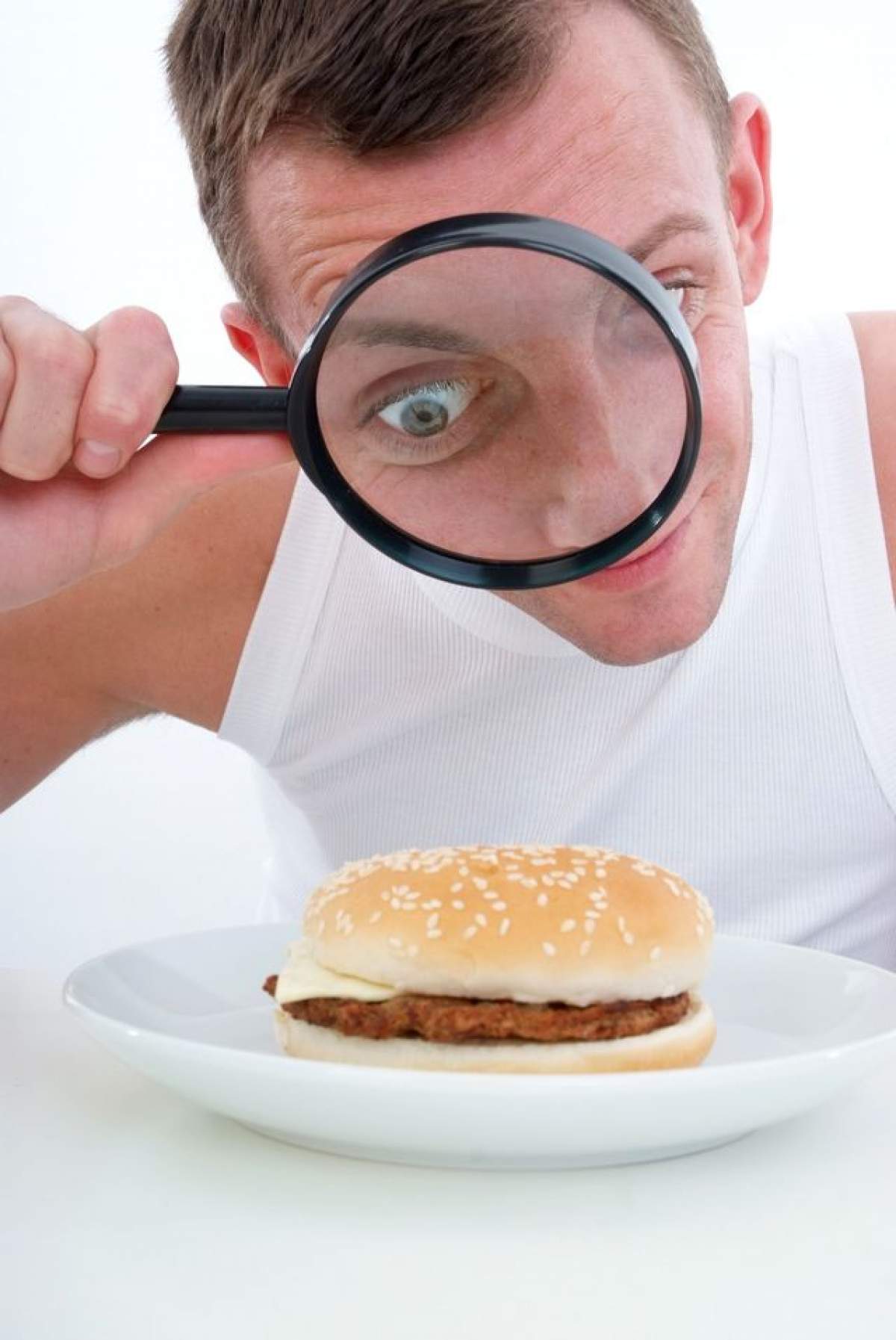 ÎNTREBAREA ZILEI - SÂMBĂTĂ: Ce se întâmplă în organismul tău dacă mănânci un hamburger?