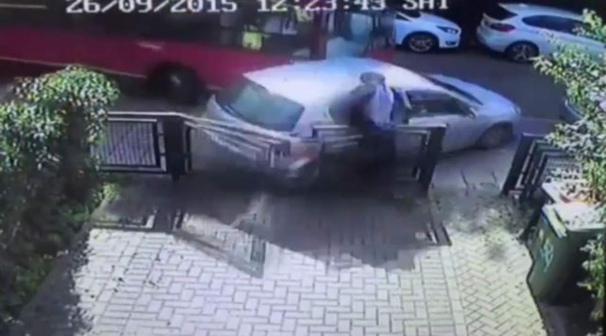 VIDEO / ÎNFIORĂTOR. Un bărbat a fost accidentat grav de o maşină care ... staţiona! Cum a fost posibilă această oroare!