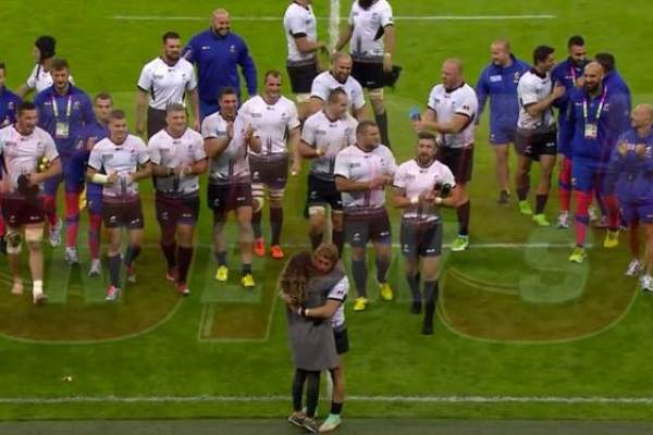 VIDEO / Gestul emoţionant al rugbistului Florin Surugiu! Şi-a cerut iubita în căsătorie pe Wembley, în faţa a zeci de mii de oameni