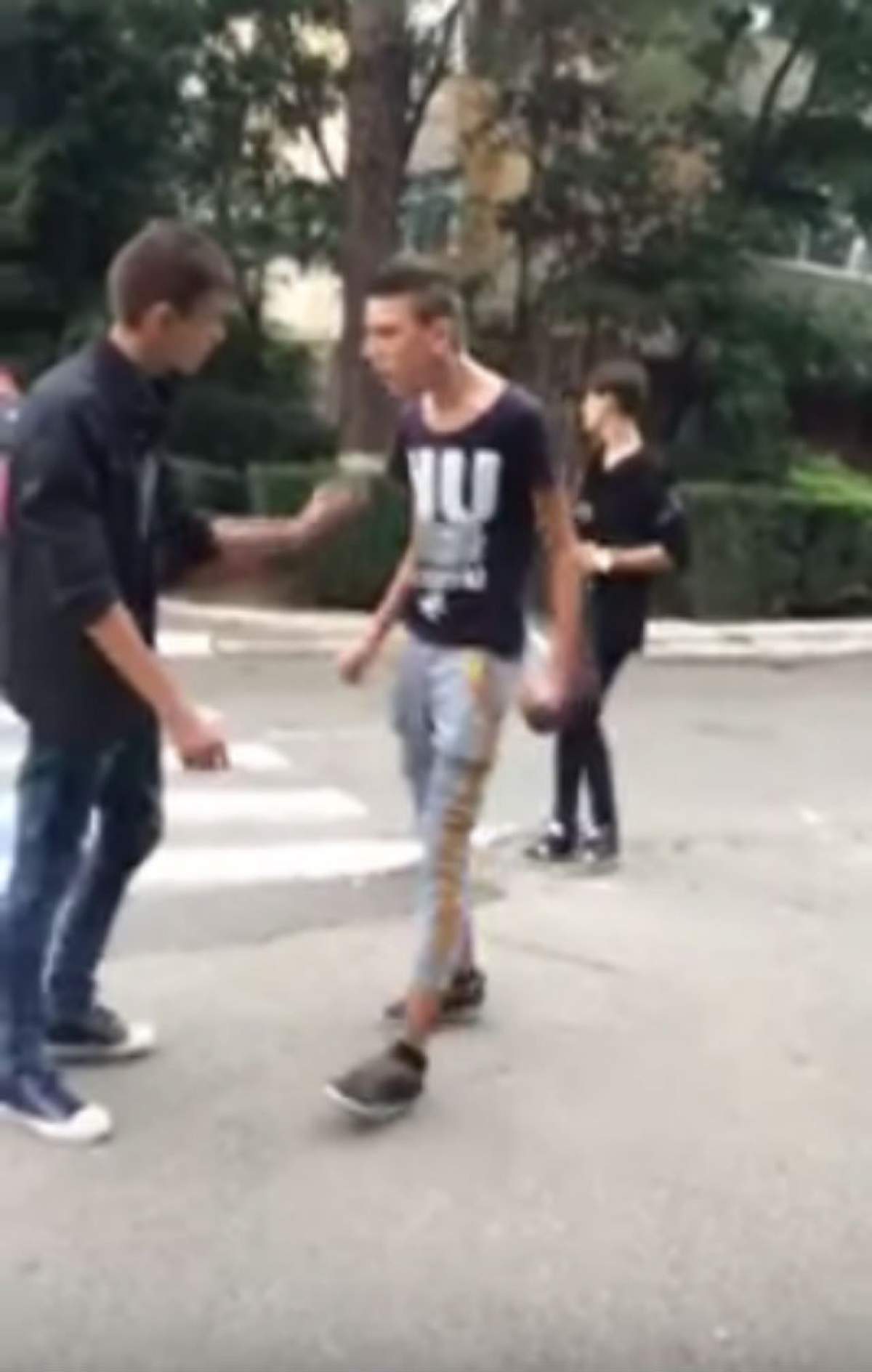 VIDEO / "Trăim în România şi asta ne ocupă tot timpul"! Doi puştani s-au luat la bătaie în plină stradă! Unul a vrut să arate că e şmecher, dar a fugit mâncând pământul