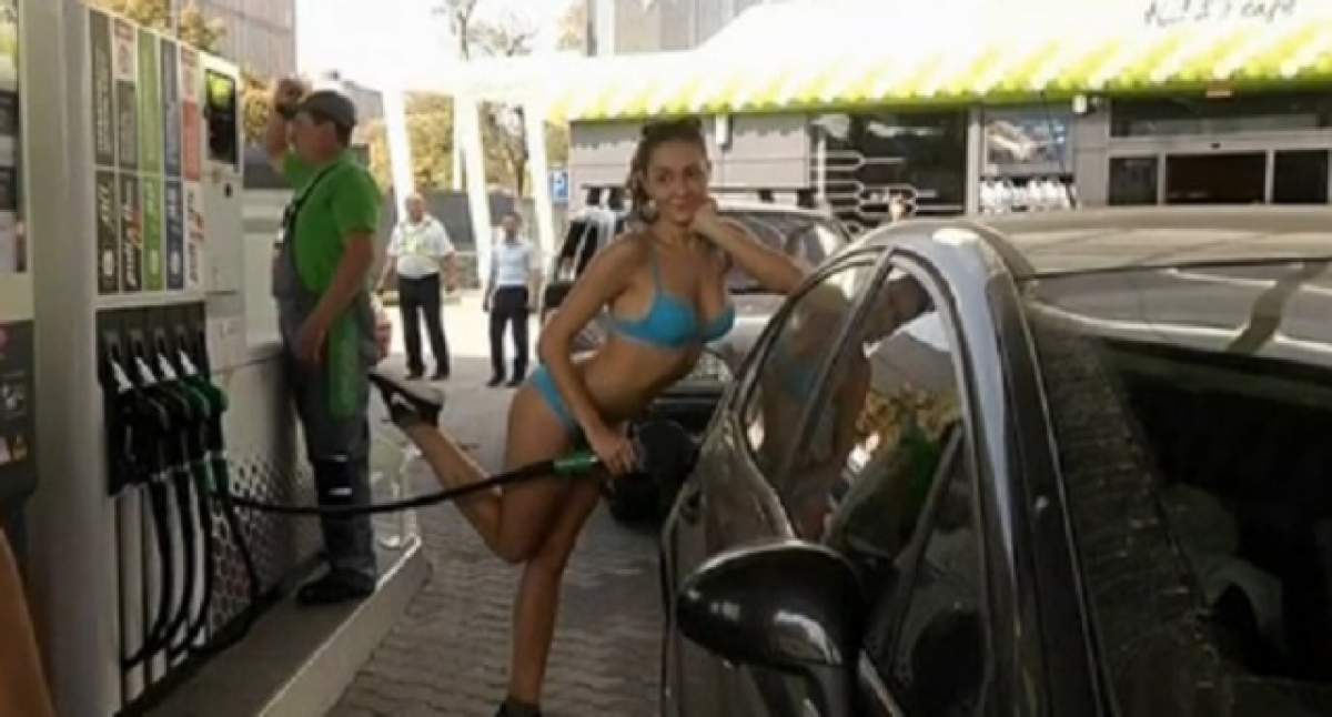 VIDEO / Jos textila, uite benzina! Femeile s-au dezbrăcat pentru un plin gratis! Imagini fierbinţi
