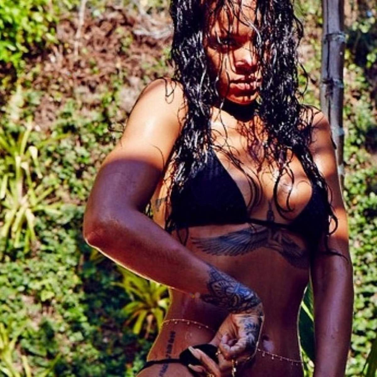 Crezi că aşa e sexy? Stai să o vezi pe Rihanna fără sutien