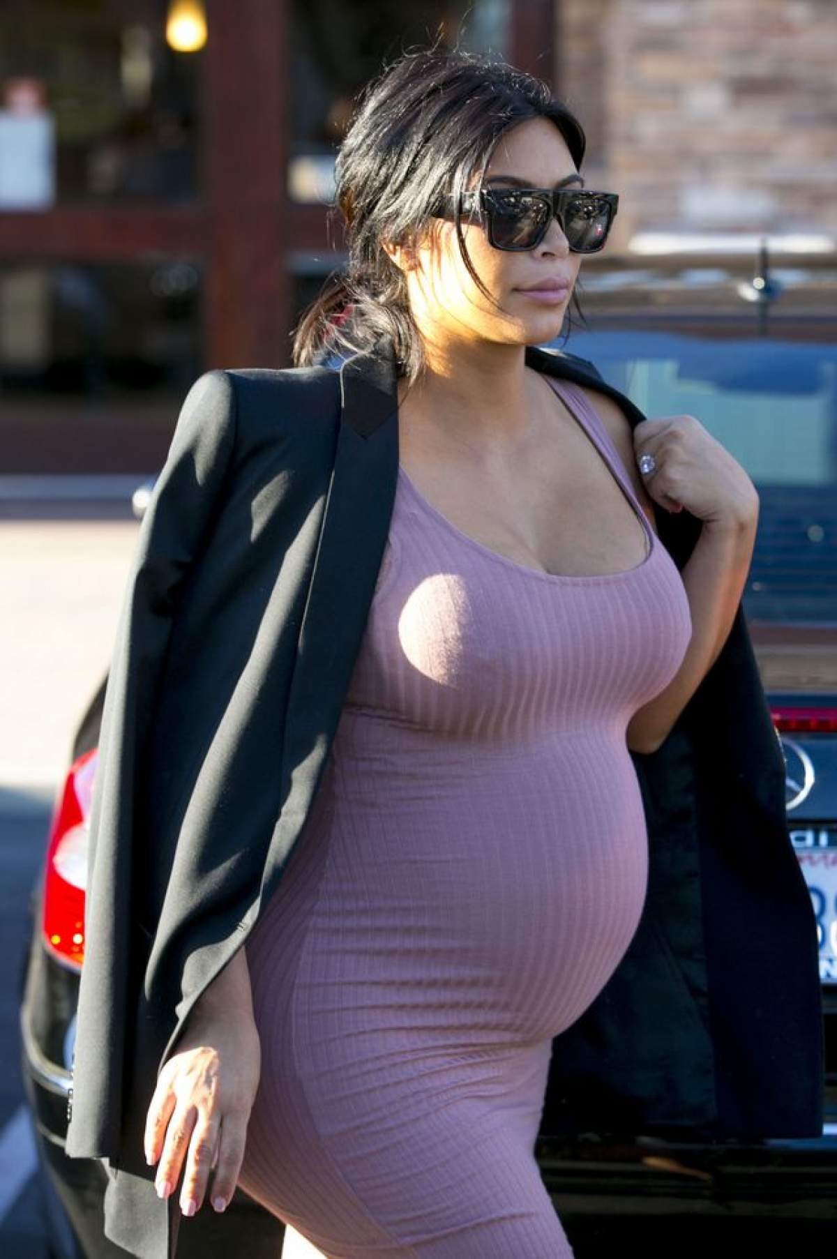 FOTO / Creşte, creşte şi nu se mai opreşte! Burta lui Kim Kardashian este imensă